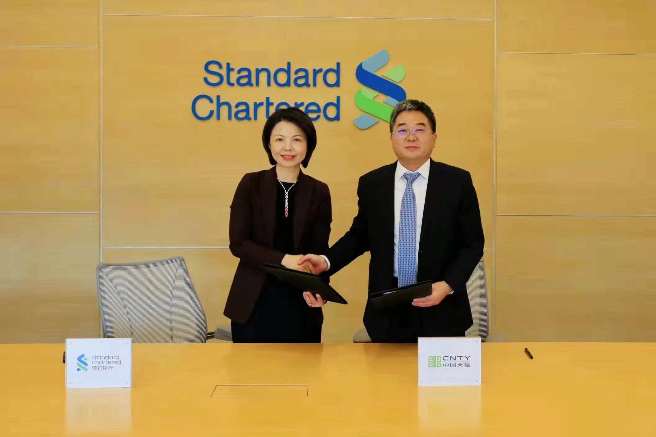 渣打中國(guó)副行長(zhǎng)魯靜和中國(guó)qy球友會(huì)董事長(zhǎng)嚴(yán)圣軍代表雙方簽訂協(xié)議