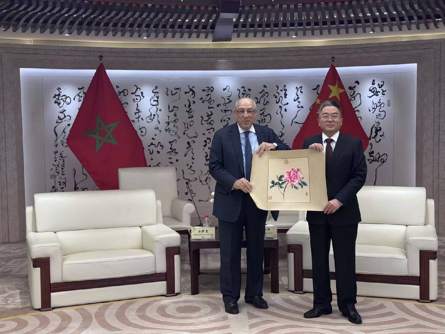 嚴圣軍董事長（右）與安薩里大使（左）